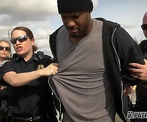 Amatéři Raper dělá velmi horkou trojku s dvěma Bujné Poprsitské ženské policajty