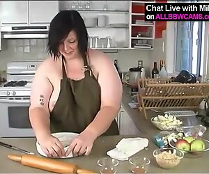 BBW bakes apple pie and thenSUPRISE ! 1
