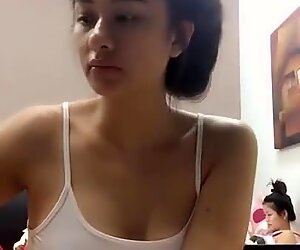 Smuk ung thai due i natkjole foran sit webcam