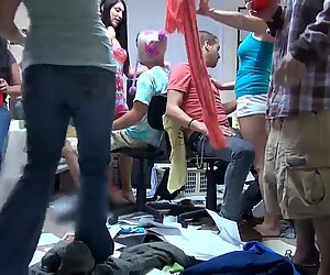 Otäck bolldjur med kåt college tonåringar i ett studentrumrum