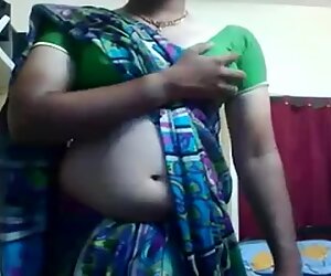 Meget hot indisk shemale bringe ind hun er foran webcam