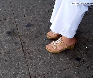 Nenek nilon kaki di sepatu gabus