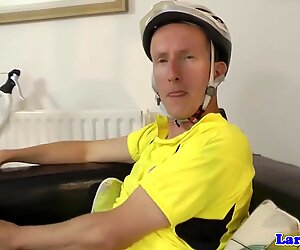 Británico Maduras en los calcetines recoge ciclista para la mierda