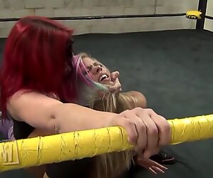 Lezzy cuntbusting im ring