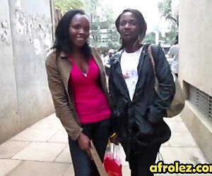Afrikansk amatør lesbiske lager ut i baderom