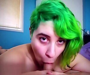 Culona bianca dai capelli verdi succhia il tuo piccolo cazzo punto di vista * più corto *