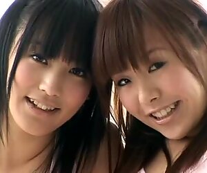 Asijky Cutie Yuri Hamada a její teen Přítelkyně v Bikinis