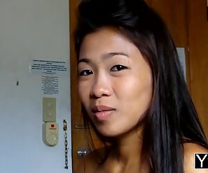 Smuk Thai Pige viser hendes fantastiske blowjob færdigheder