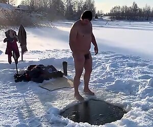 رجل يقفز في ثقب الجليد https://nakedguyz.blogspot.com