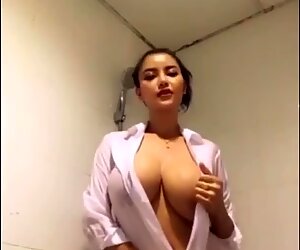 Humungous Tits Thai Jente Dusj i personlig leilighet