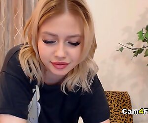 Blondine tøs knepper sin fisse på webcam