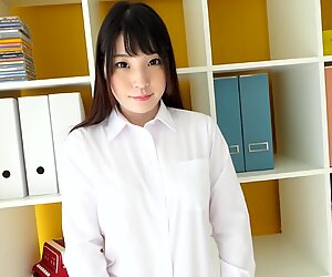 Jepang gadis mahiro menunjukkan celana dalam kuningnya
