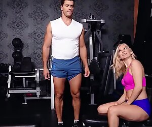 Perempuan milf seksi di gym