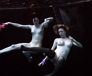 Pod vodou hot Dívky Plavání nahý