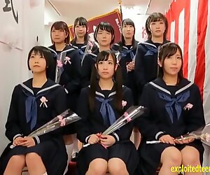 Japonky Schoolgirls se dostali a měli ve škole Skupinový sex.