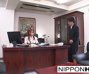 Japán titkárnő íróasztalánál maszturbál