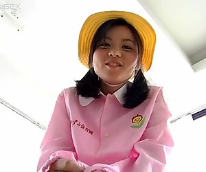 Stomme aziatische tiener maki chan trekt opoe's kleren aan